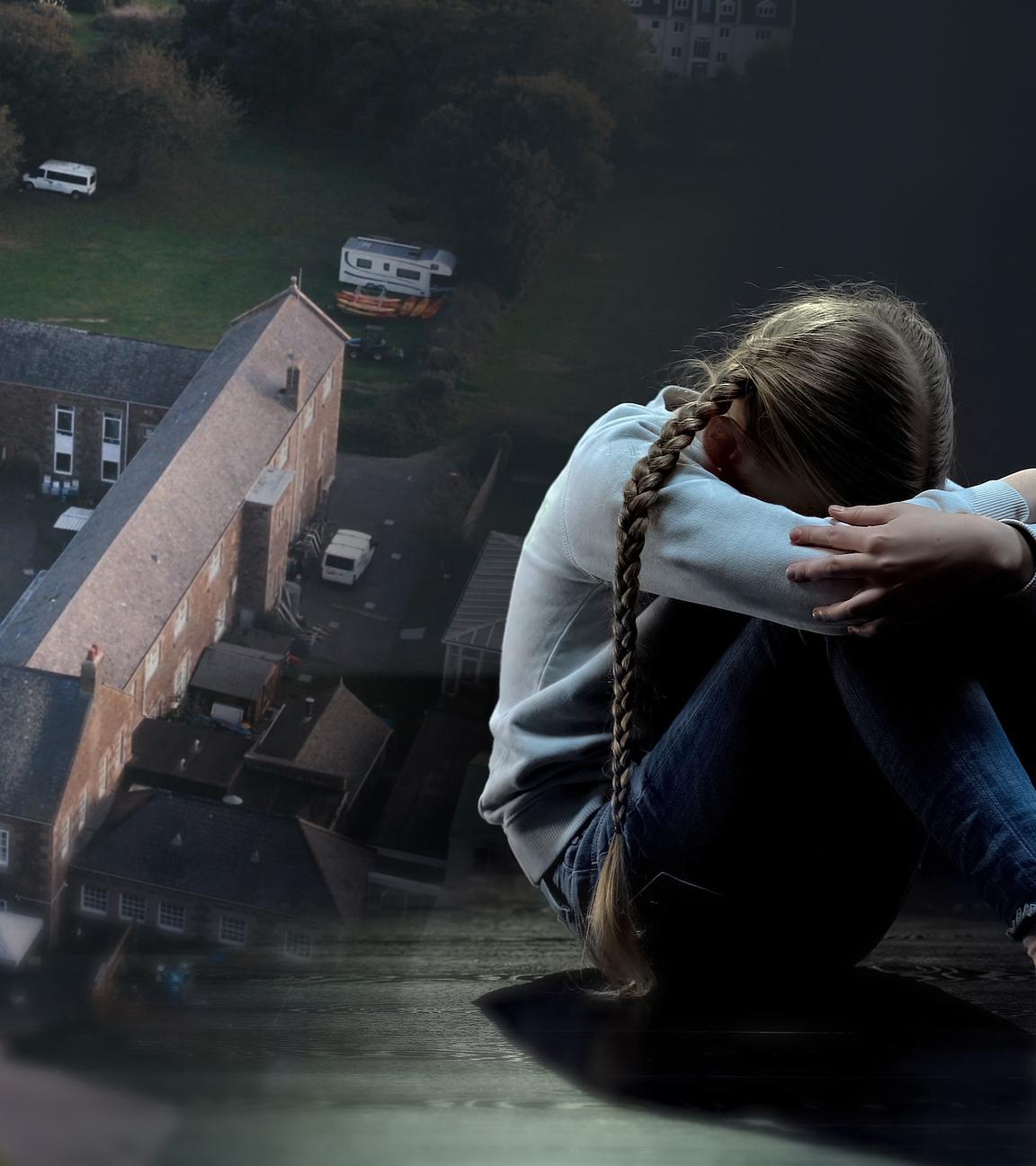 Rechts ein Mädchen, das auf dem Boden sitzt und ihr Gesicht verbirgt, rechts die Luftaufnahme des Kinderheimes, in dem es zu den schweren Missbrauchsfällen gekommen