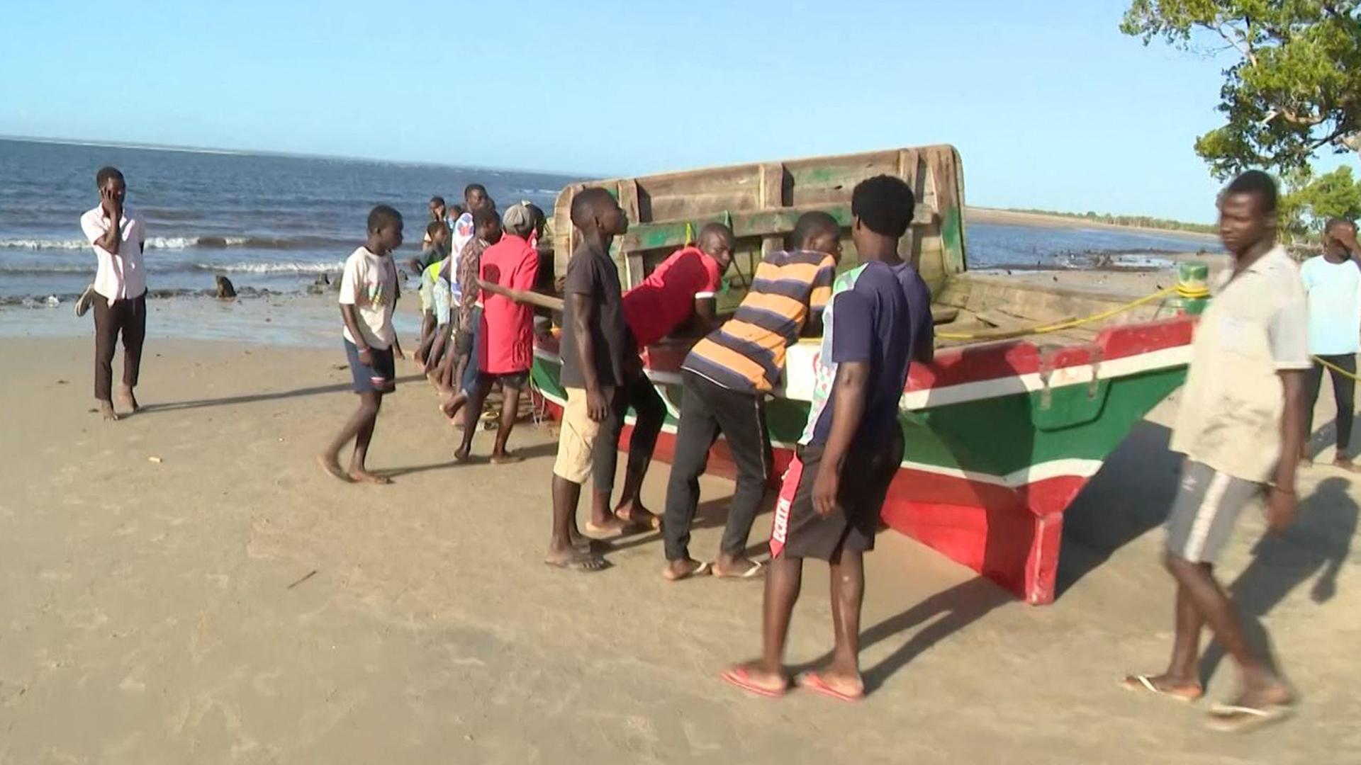 Das Boot, das vor der Nordküste Mosambiks gesunken ist und 96 Menschen getötet hat, auf der Insel Mosambik am 08.04.2024.