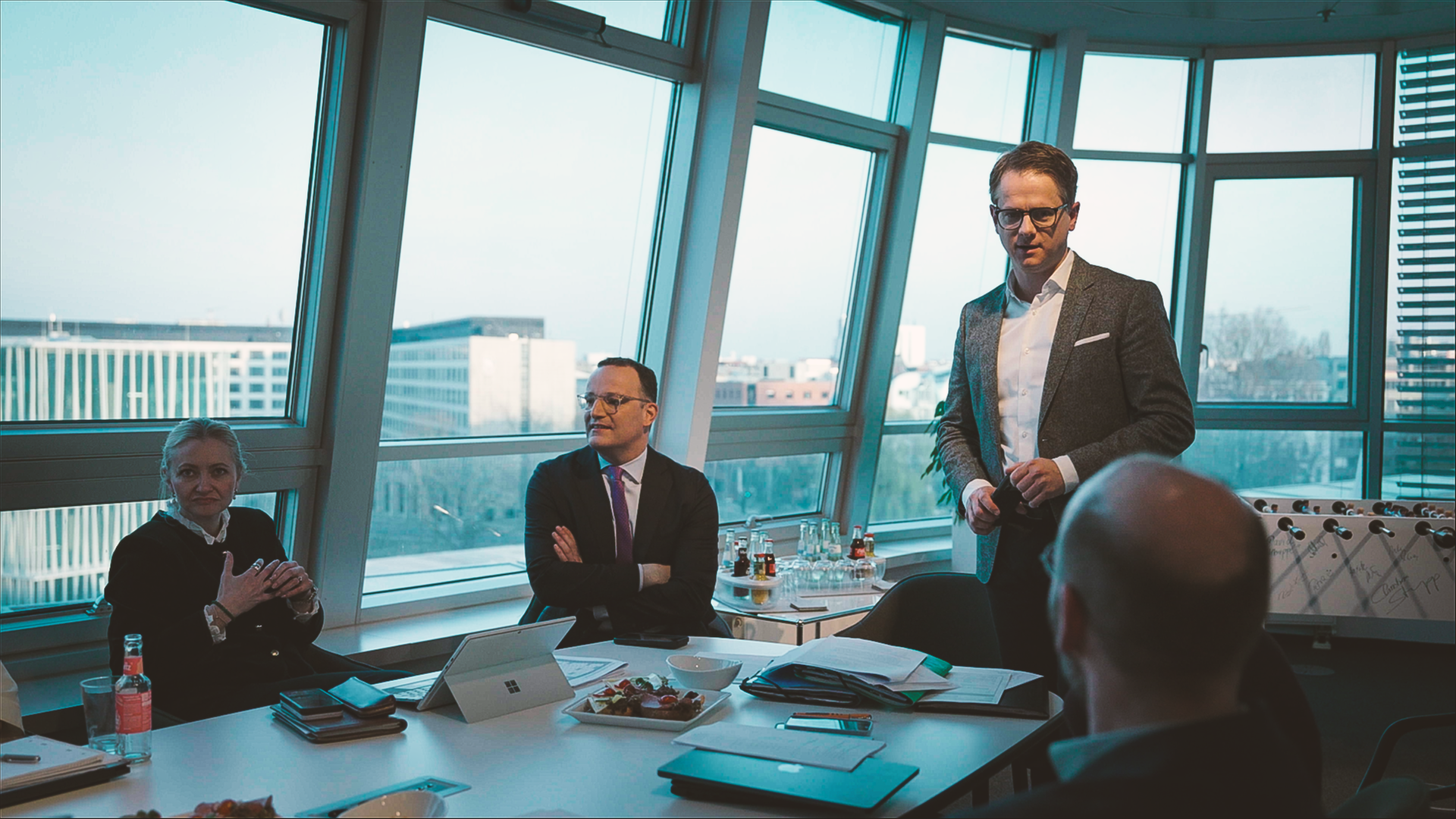 Carsten Linnemann, Jens Spahn und weitere CDU-Funktionäre warten im Konrad-Adenauer-Haus auf die Ergebnisse der Wahl in Rheinland-Pfalz.