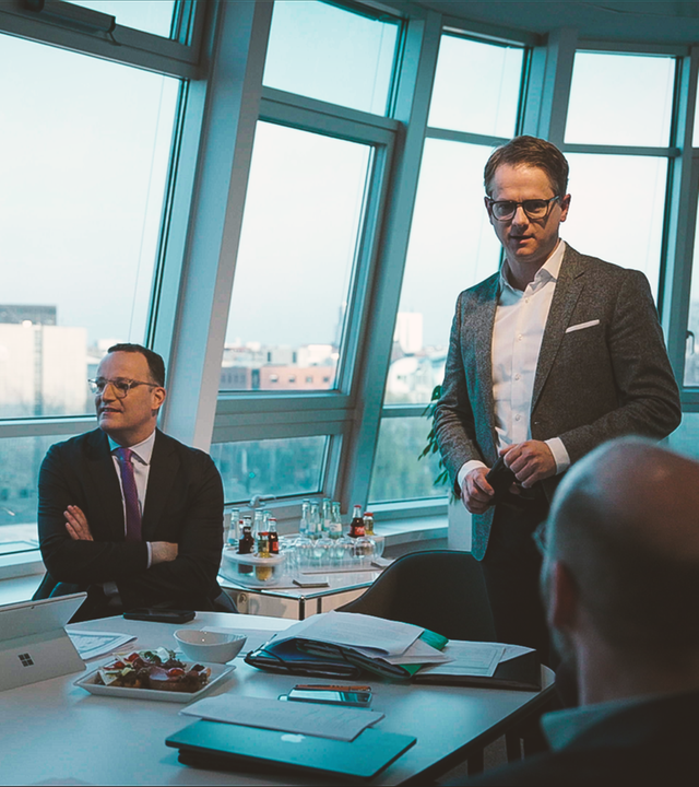 Carsten Linnemann, Jens Spahn und weitere CDU-Funktionäre warten im Konrad-Adenauer-Haus auf die Ergebnisse der Wahl in Rheinland-Pfalz.