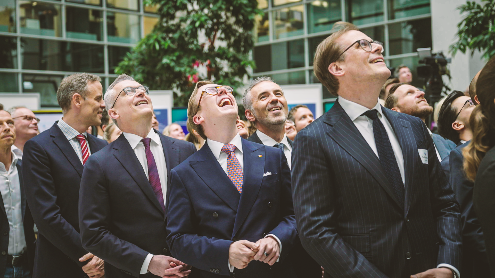 Philipp Amthor, Digitalminister Karsten Wildberger und weitere Teammitglieder beim ersten Geburtstag des Digitalministeriums.