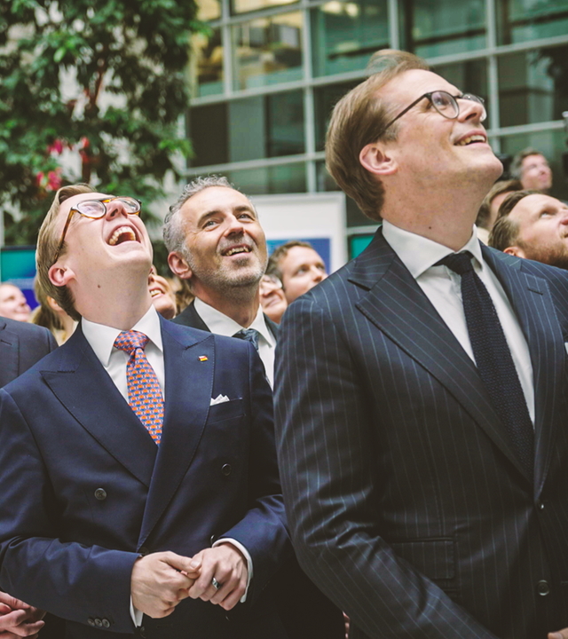 Philipp Amthor, Digitalminister Karsten Wildberger und weitere Teammitglieder beim ersten Geburtstag des Digitalministeriums.