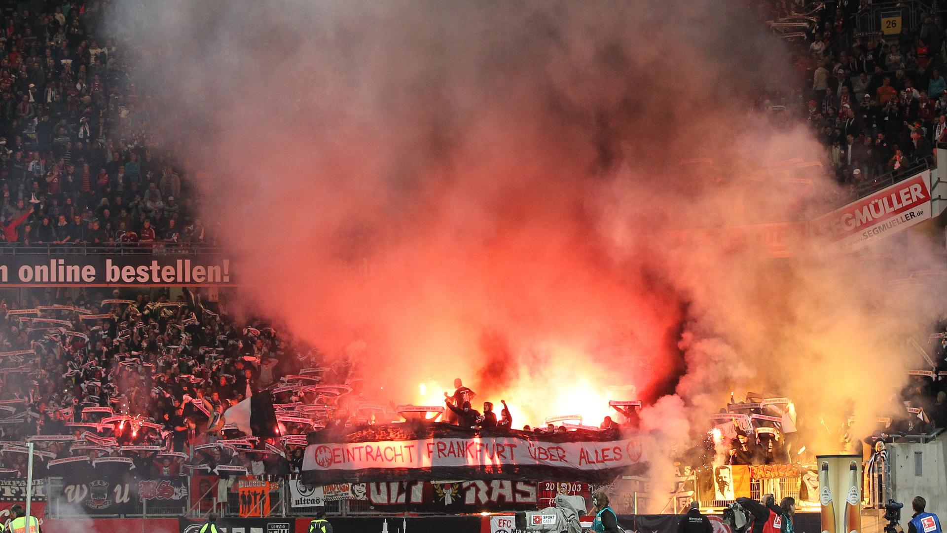 Fussballfans von Eintracht Frankfurt entzünden bengalische Feuer in Nürnberg