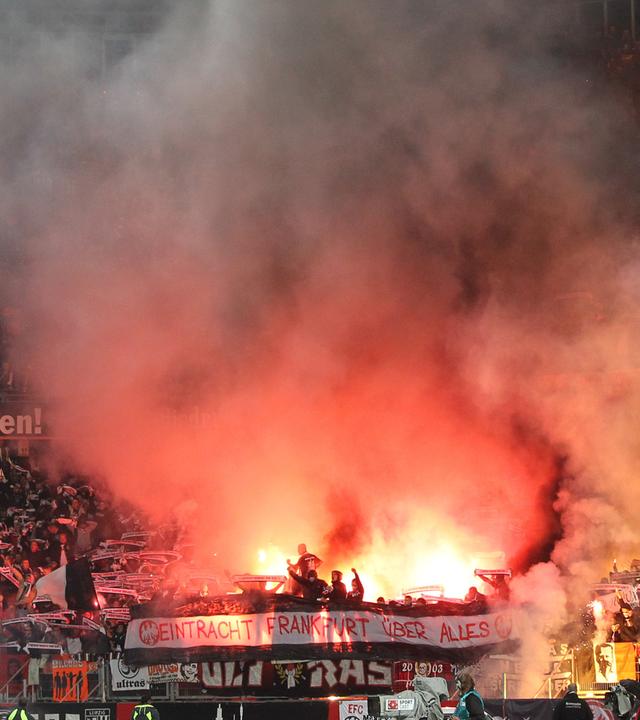 Fussballfans von Eintracht Frankfurt entzünden bengalische Feuer in Nürnberg