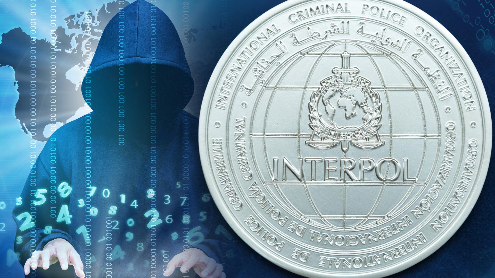 Montage: Zentral eine Münze mit dem Wappen von Interpol; rechts im Hintergrund Binärcode, der durch ein computergeneriertes Vorhängeschloss "fließt". Links im Hintergrund ein vermummter Hacker vor einer Weltkarte.
