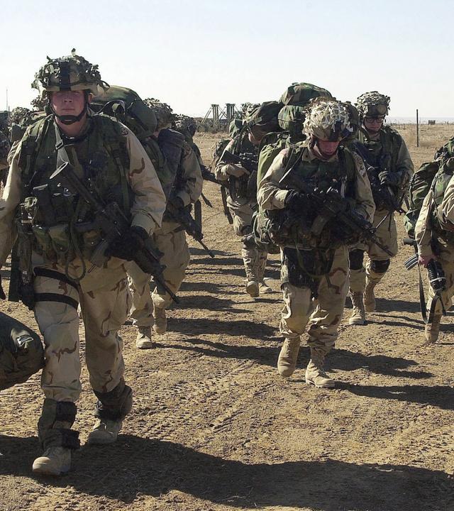 "Inside NATO: Krieg und neue Feinde": US-Soldaten marschieren in voller Kampfausstattung durch die Wüste Afghanistans.