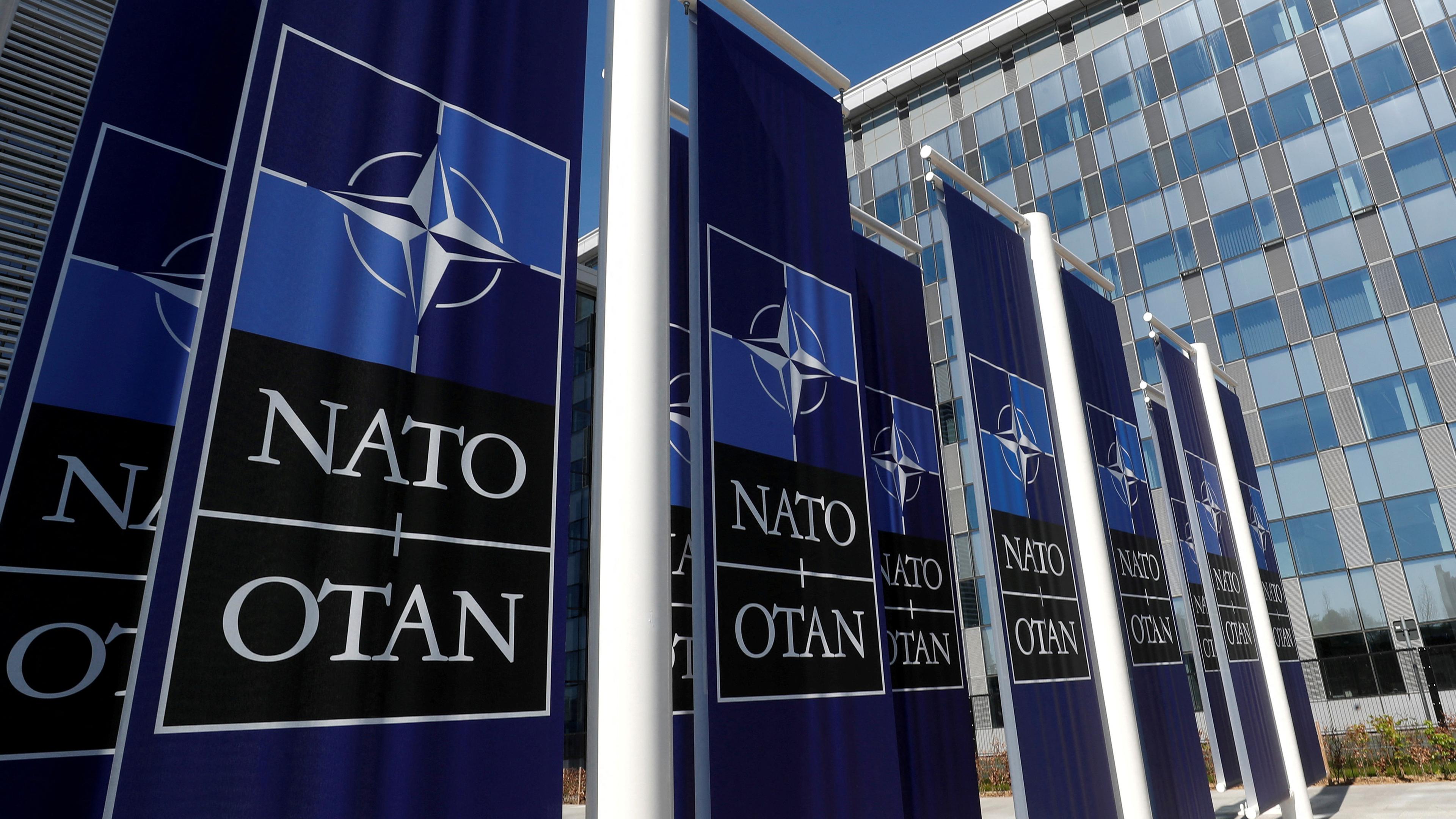 NATO-Fahnen vor dem Hauptquartier des Militärbündnisses in Brüssel.