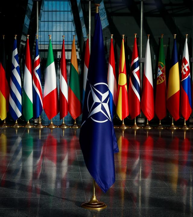 NATO-Flagge, die vor den Flaggen der Mitgliedsstaaten des Bündnisses platziert ist.