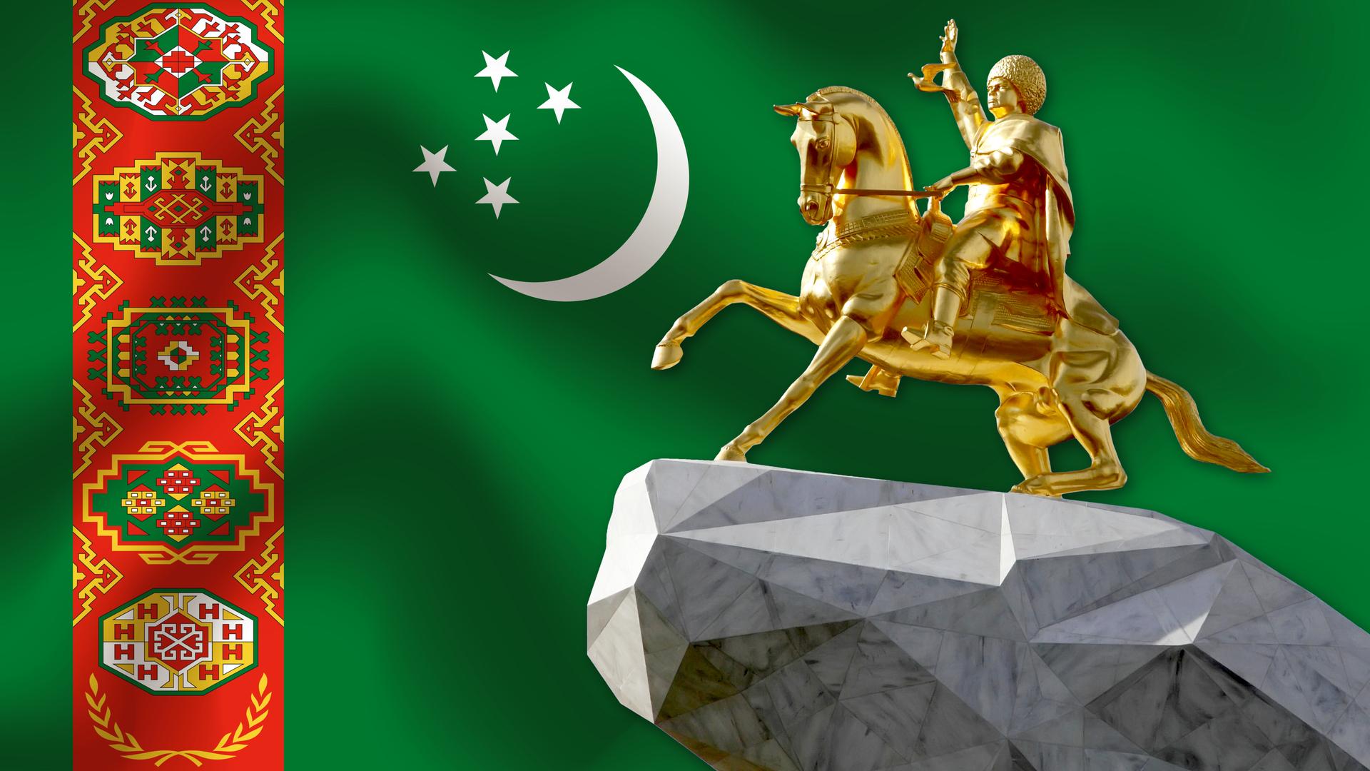 Eine Statue des ehemaligen turkmenischen Präsidenten Gurbanguly Berdimuhamedov, im Hintergrund die Flagge Turkmenistans