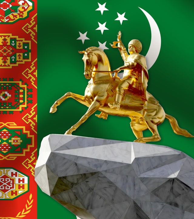 Eine Statue des ehemaligen turkmenischen Präsidenten Gurbanguly Berdimuhamedov, im Hintergrund die Flagge Turkmenistans