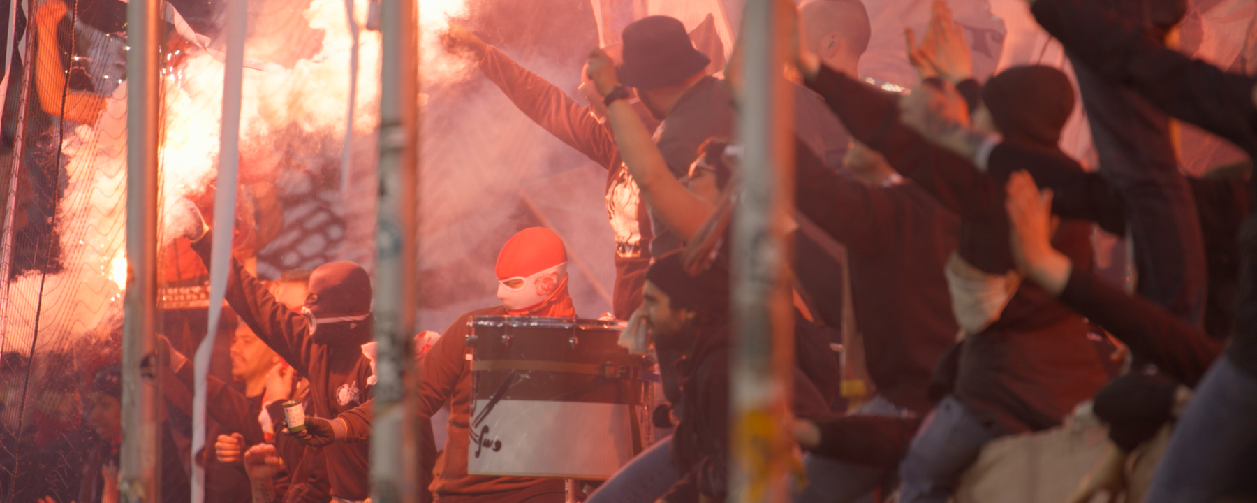Ultras vom FC St.Pauli zünden Pyrotechnik während des Spiels gegen den FC Hansa Rostock.  