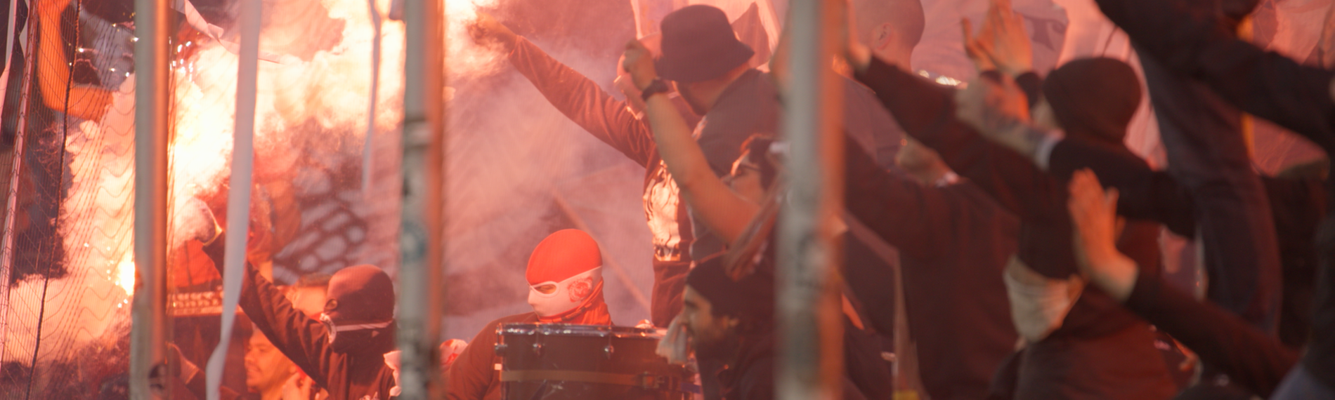 Ultras vom FC St.Pauli zünden Pyrotechnik während des Spiels gegen den FC Hansa Rostock.  