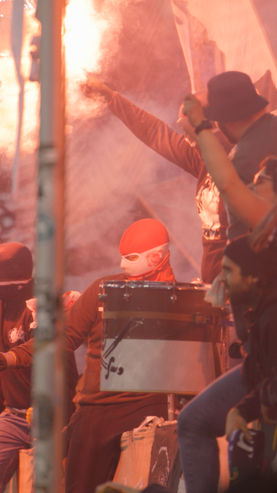Ultras vom FC St.Pauli zünden Pyrotechnik während des Spiels gegen den FC Hansa Rostock.  