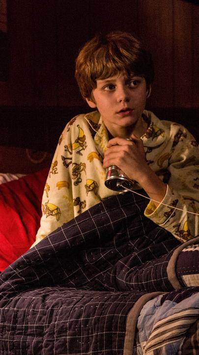 "Insidious: Chapter 2": Dalton (Ty Simpkins) sitzt ängstlich in seinem Bett und umklammert sein selbst gebasteltes Dosentelefon.