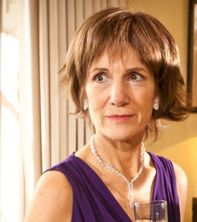 Die Schwestern Diana Davenport (Harriet Walter) und Stella Harris (Sinéad Cusack) stehen nebeneinander in einem Zimmer