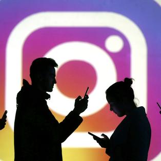 Symbolbild: Menschen stehen vor ein Instagramlogo, aufgenommen am 06.05.2019