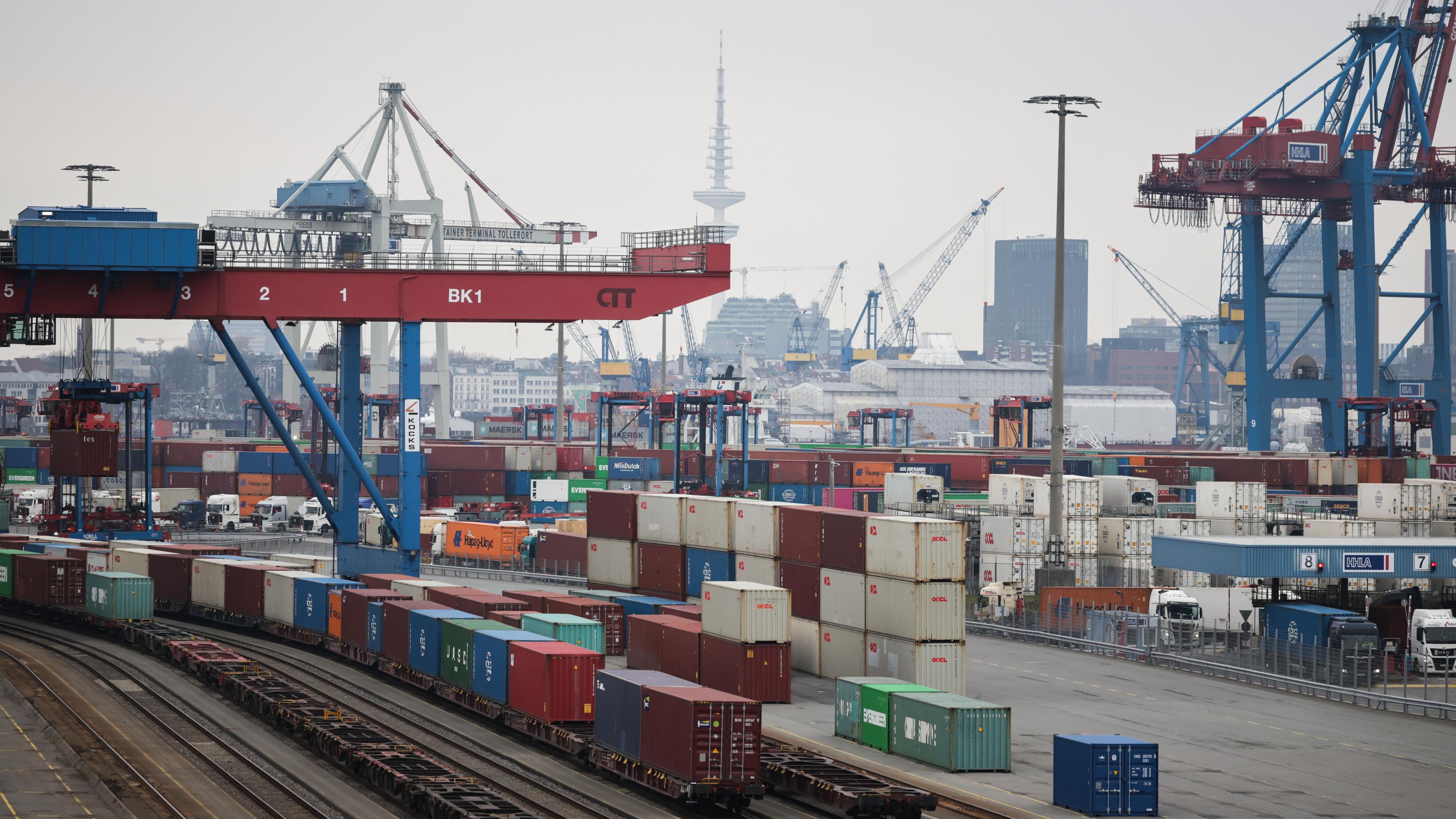 Container werden auf dem Terminal Tollerort der Hamburger Hafen und Logistik AG (HHLA) umgeschlagen