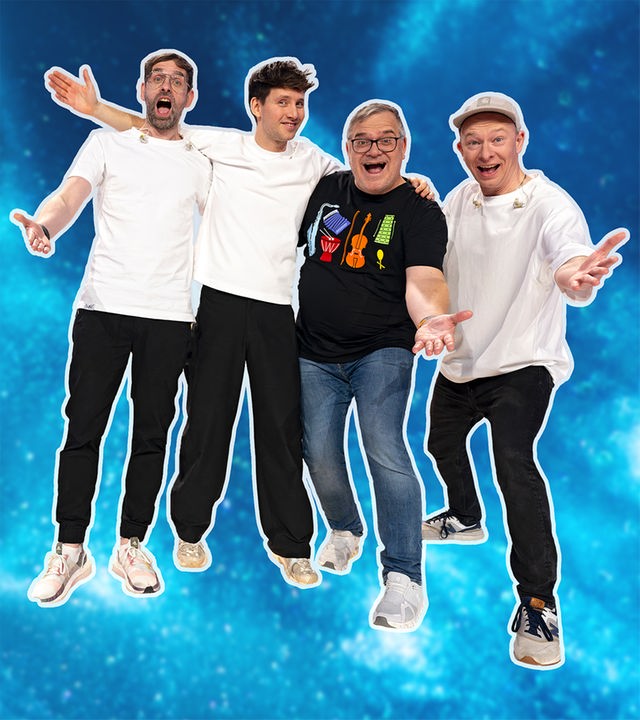 1, 2 oder 3: Elton und die Band "Deine Freunde" machen eine begrüßende Geste in die Kamera.