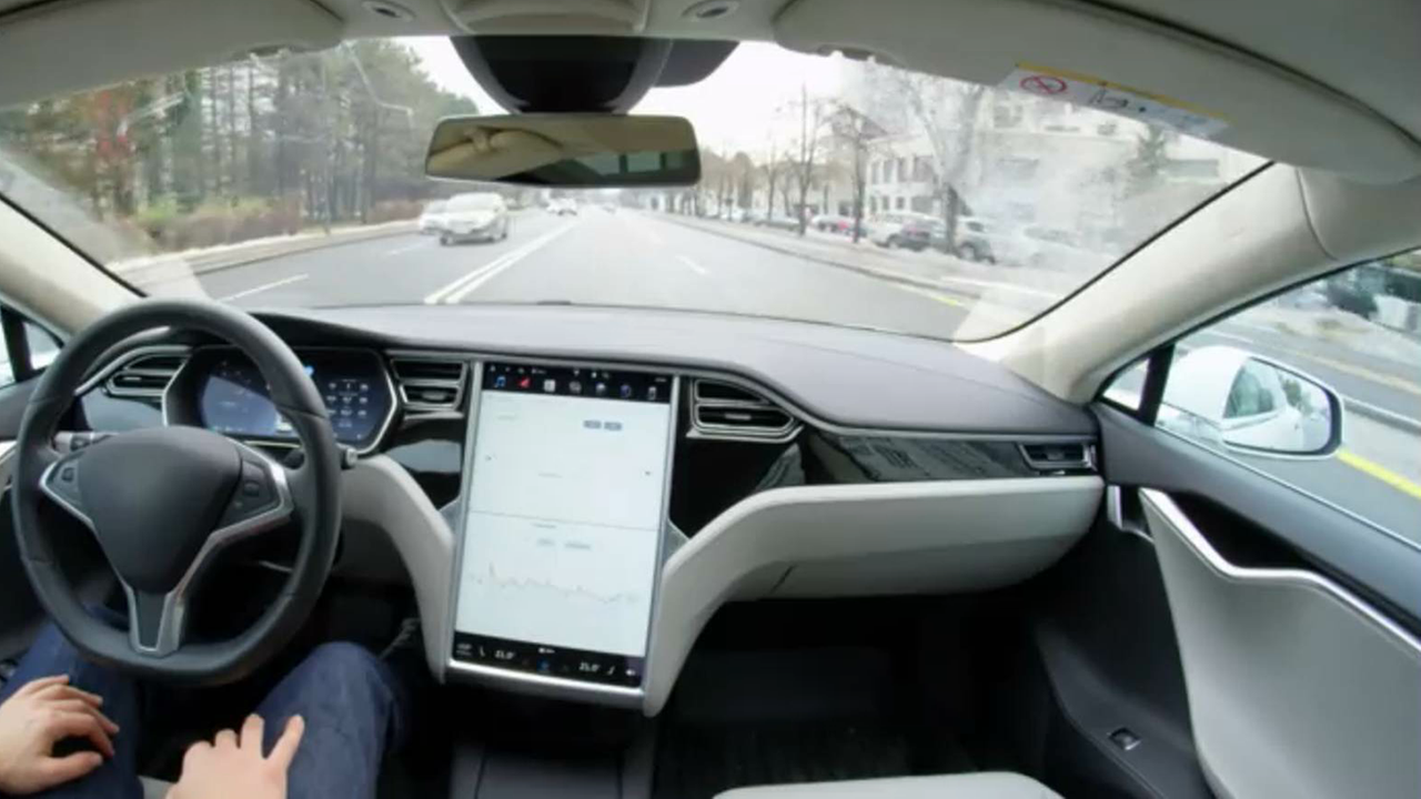 Auto fährt ohne Mensch am Steuer