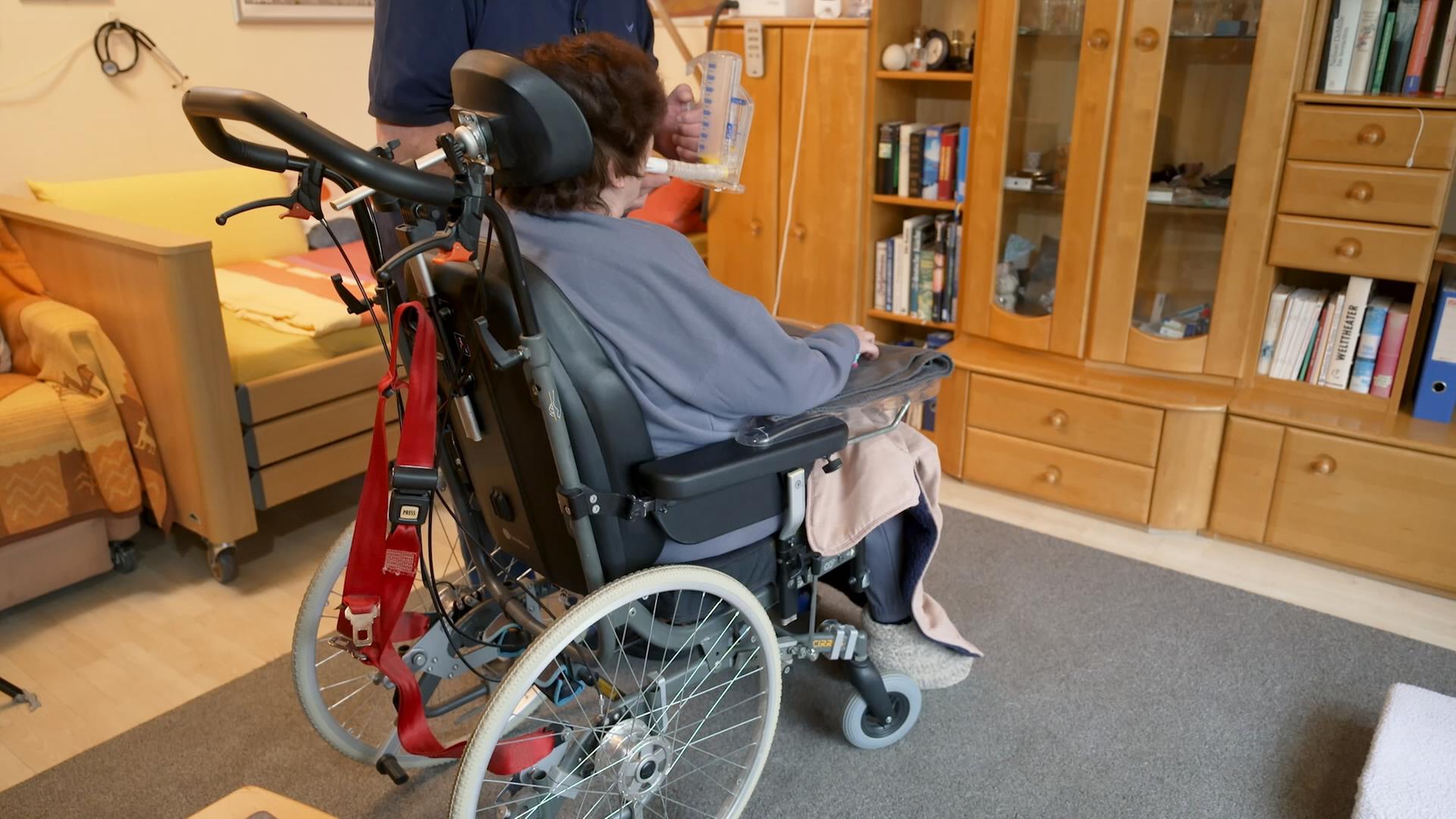 Beatmungspatientin im Rollstuhl