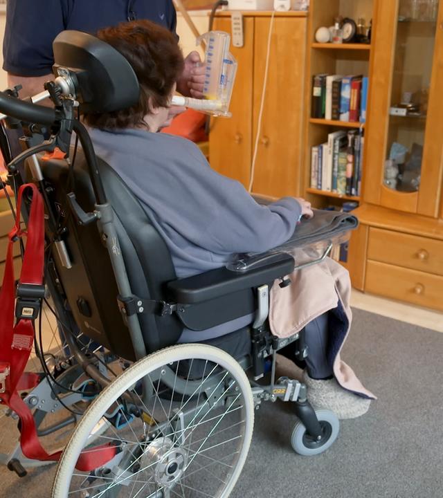 Beatmungspatientin im Rollstuhl