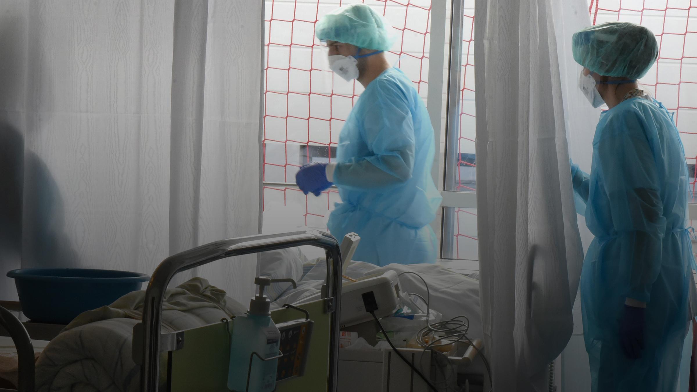 Auf der Covid-Station, einem Bereich der Operativen Intensivstation vom Universitätsklinikum Leipzig versorgen Ärzte und Schwestern Patienten am 08.11.2021.