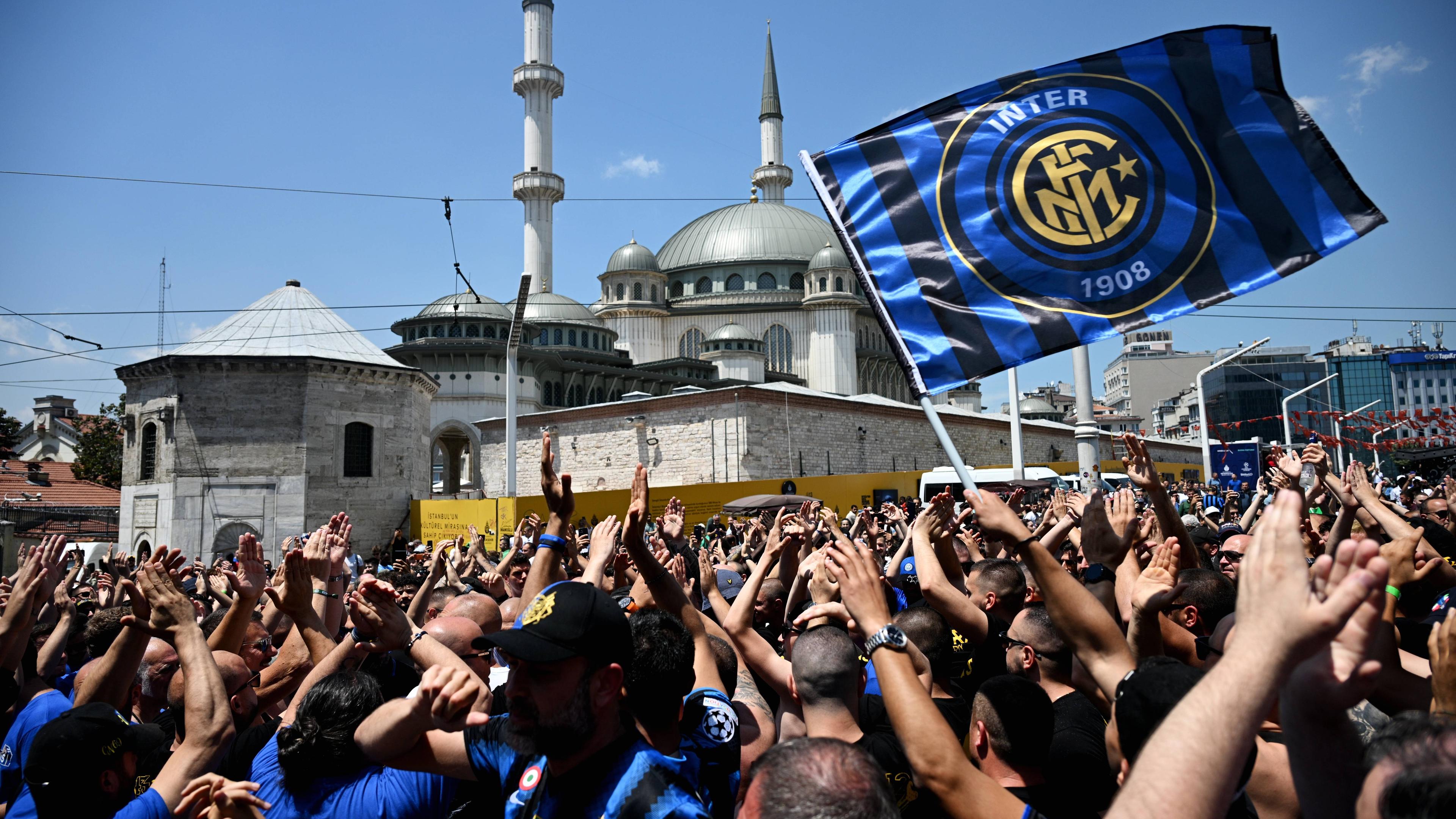 Die Fans von Inter Mailand jubeln auf dem Taksim-Platz vor dem UEFA-Champions-League-Finale zwischen Manchester City und Inter Mailand in Istanbul, Türkei.