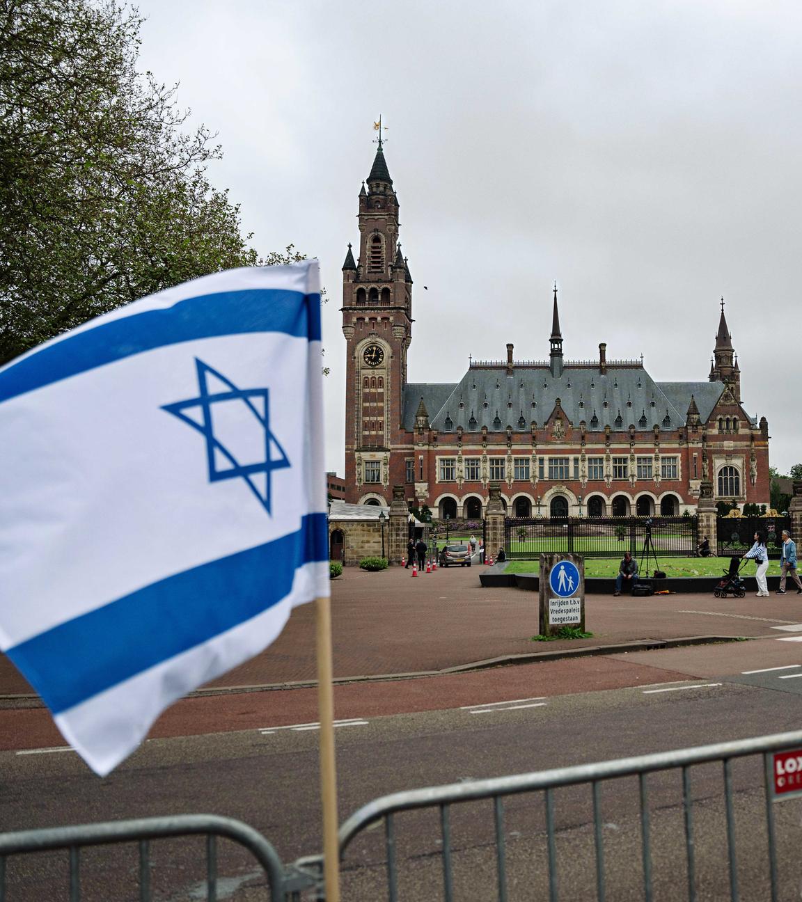 An einem Zaun vor dem Internationalen Gerichtshof in Den Haag hängen Israel Flaggen.