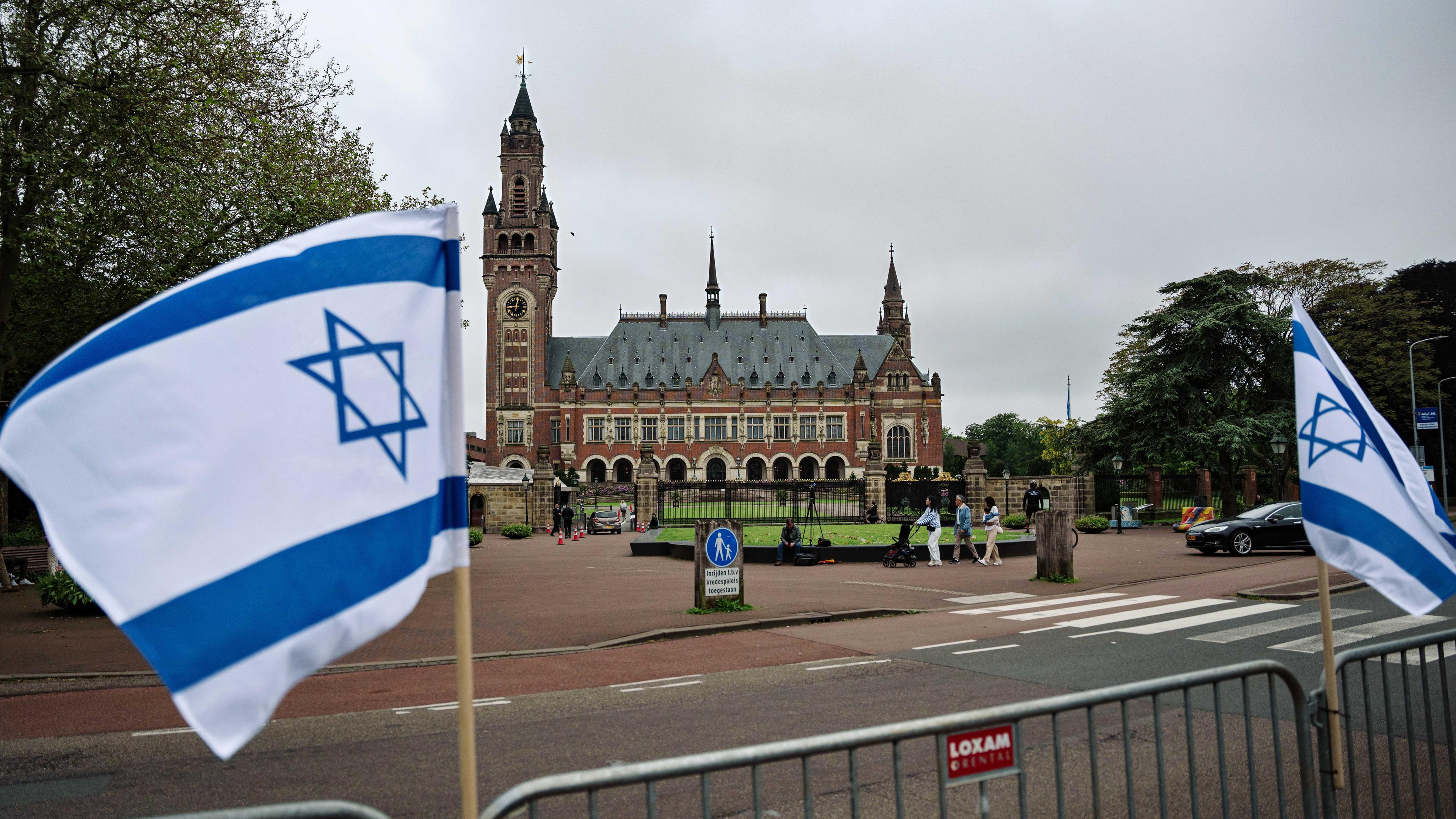 An einem Zaun vor dem Internationalen Gerichtshof in Den Haag hängen Israel Flaggen.