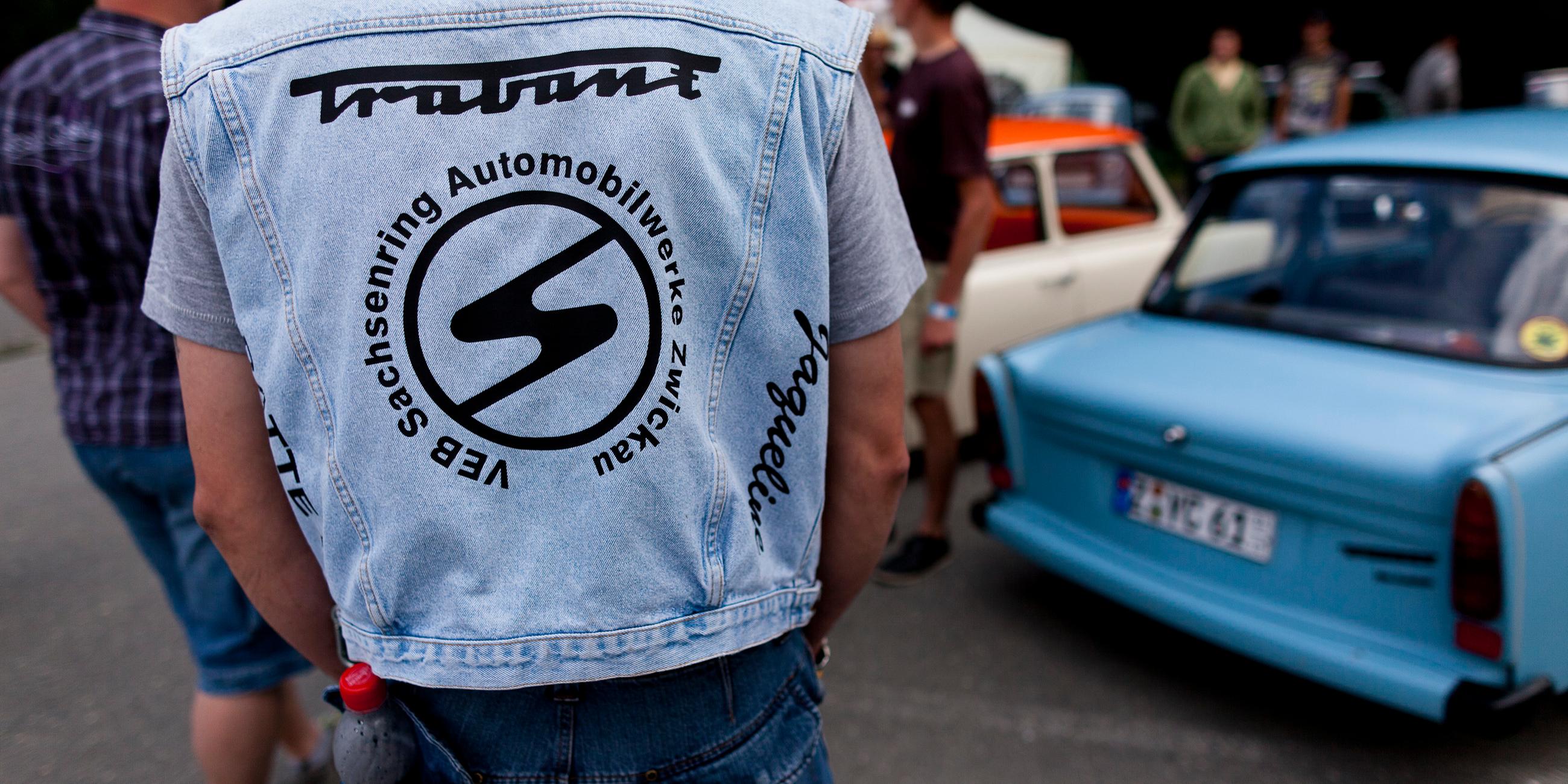 Trabant Fan mit einer Jeans-Veste mit dem Logo des Trababants auf einem Treffen von Trabant-Begeisterten in Zwickau.