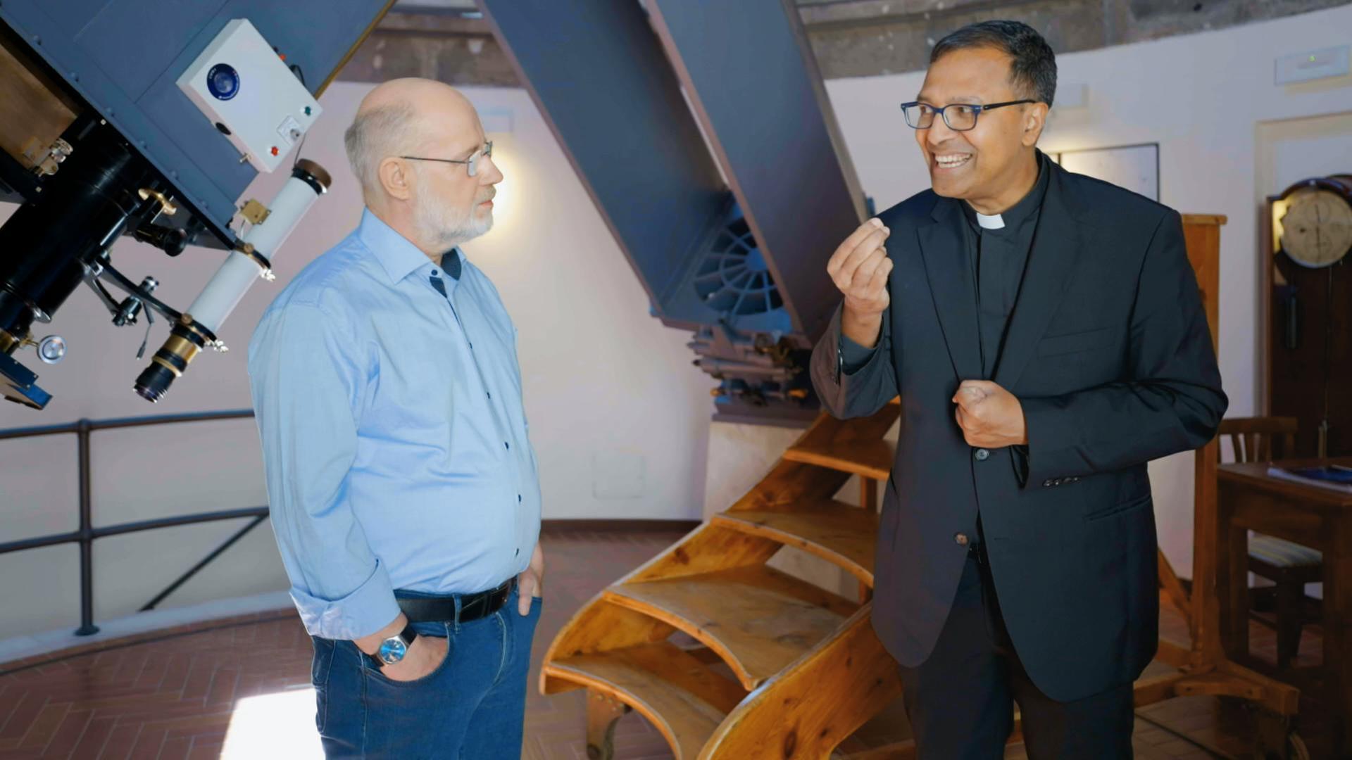 Harald Lesch und Pater D'Souza im Gespräch in der Vatikanischen Sternwarte