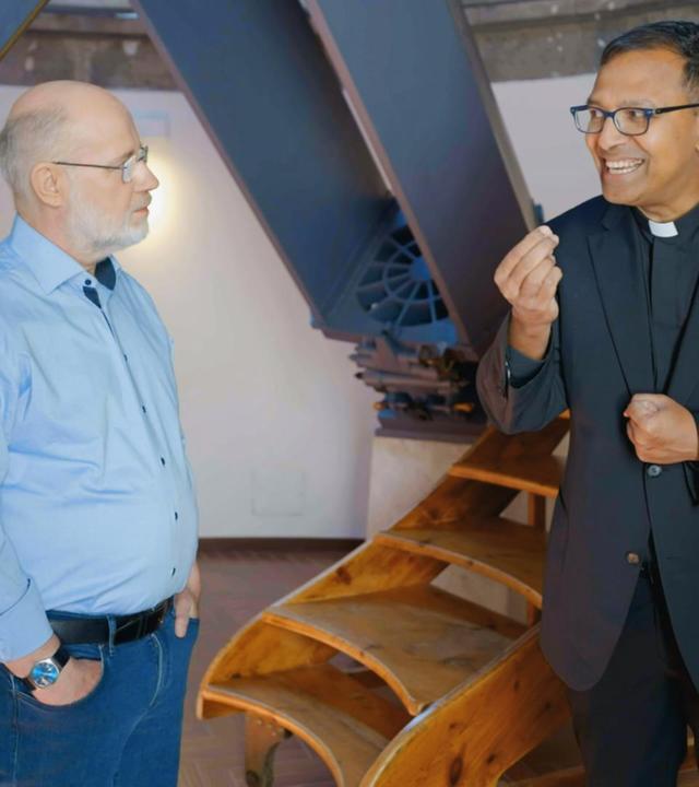 Harald Lesch und Pater D'Souza im Gespräch in der Vatikanischen Sternwarte