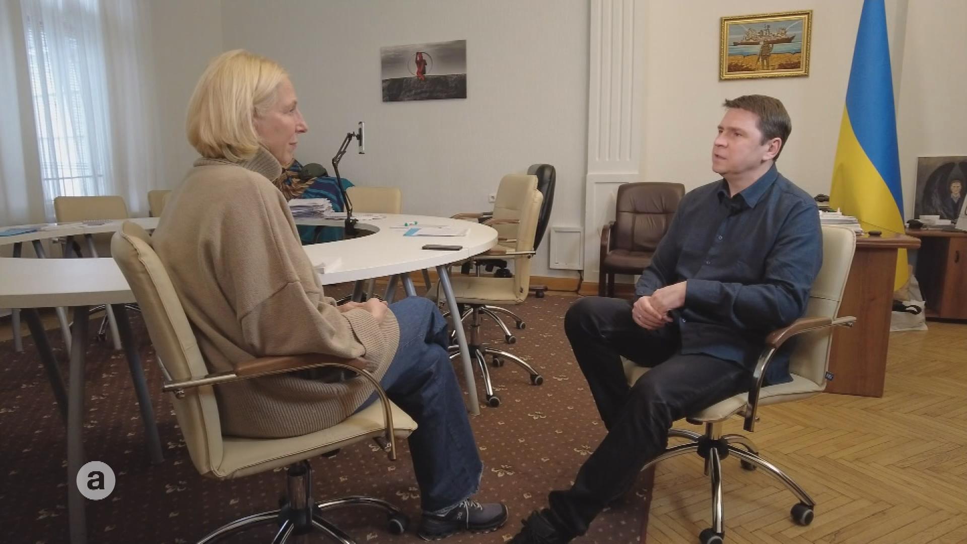 ZDF-Reporterin Katrin Eigendorf im Interview mit Selenskyj-Berater Mychajlo Podoljak in dessen Büro in Kiew