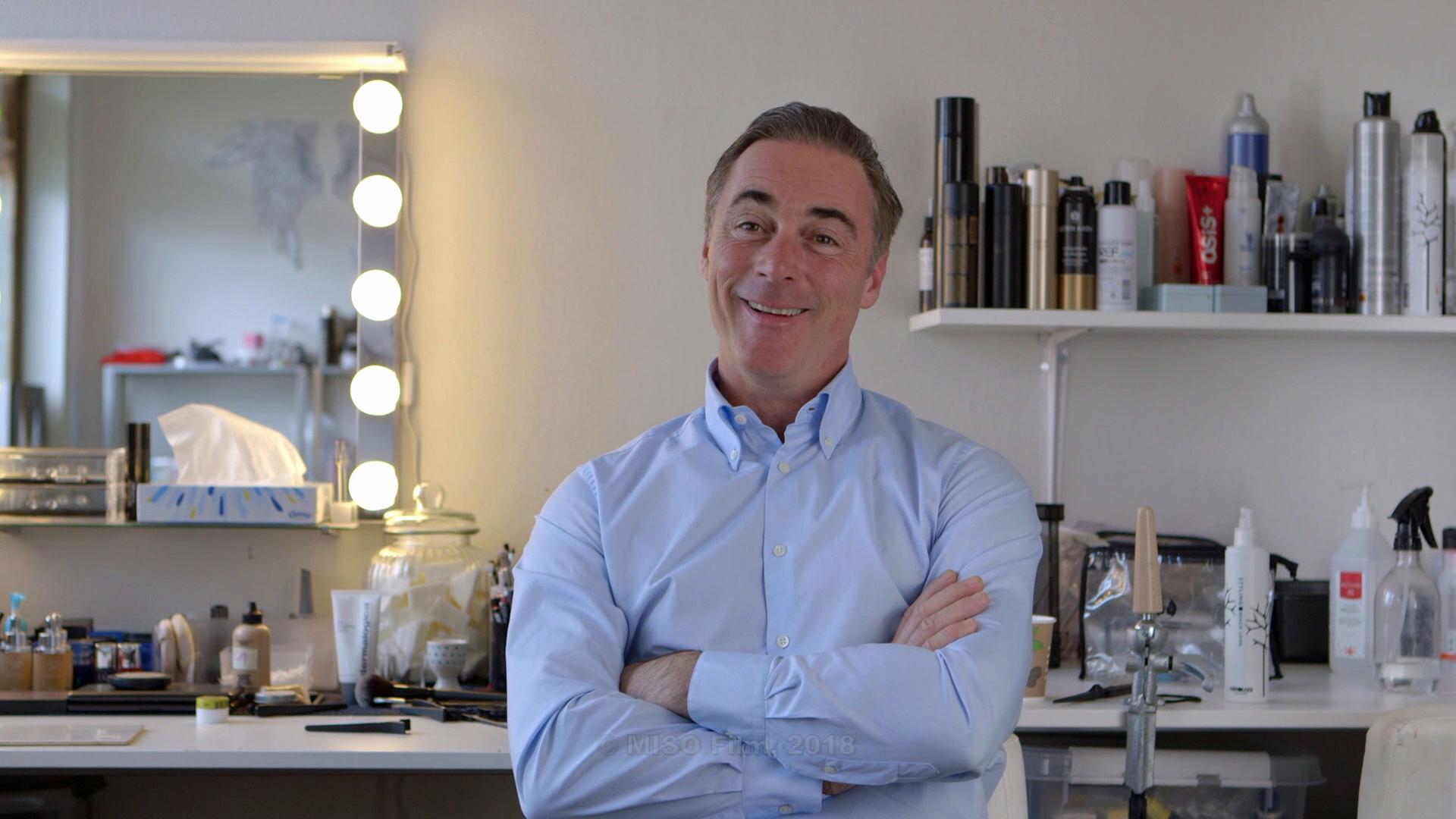 "Anne Holt: Der Mörder in uns": Greg Wise in Nahaufnahme bei einem Interview