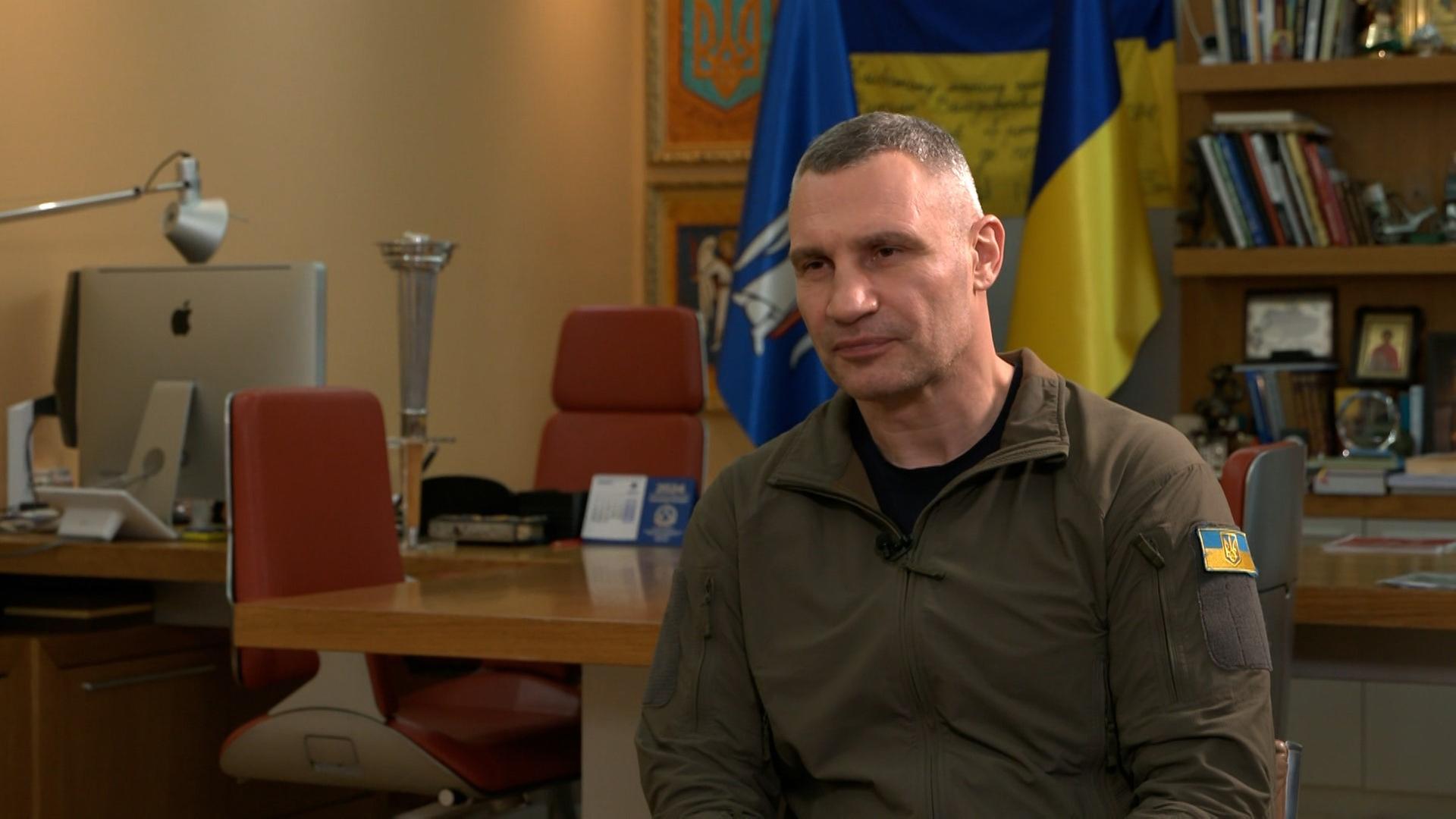 Kiews Bürgermeister Vitali Klitschko in seinem Büro während eines Interviews mit Katrin Eigendorf