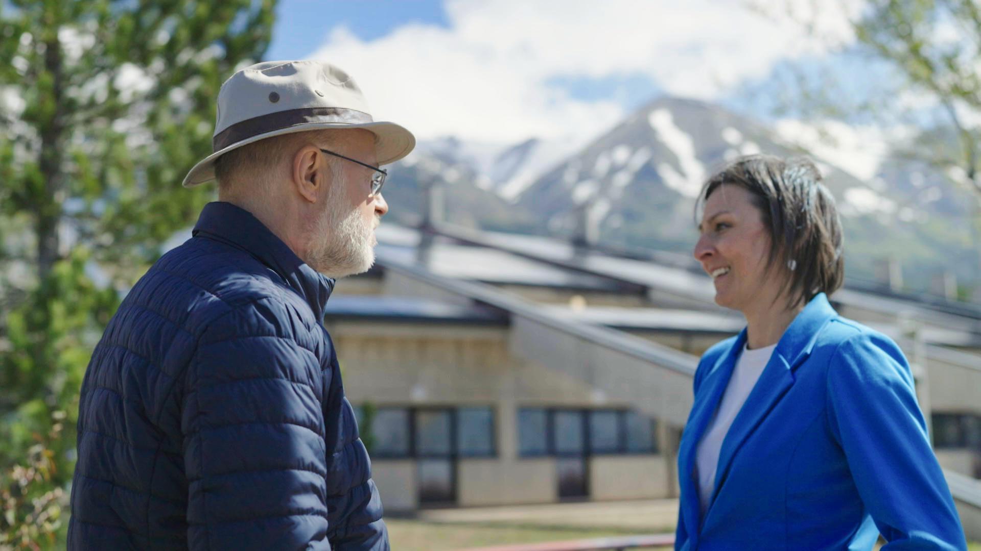 Harald Lesch interviewt Karoline Schäffner vor dem Felslabor Gran Sasso