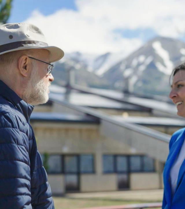 Harald Lesch interviewt Karoline Schäffner vor dem Felslabor Gran Sasso