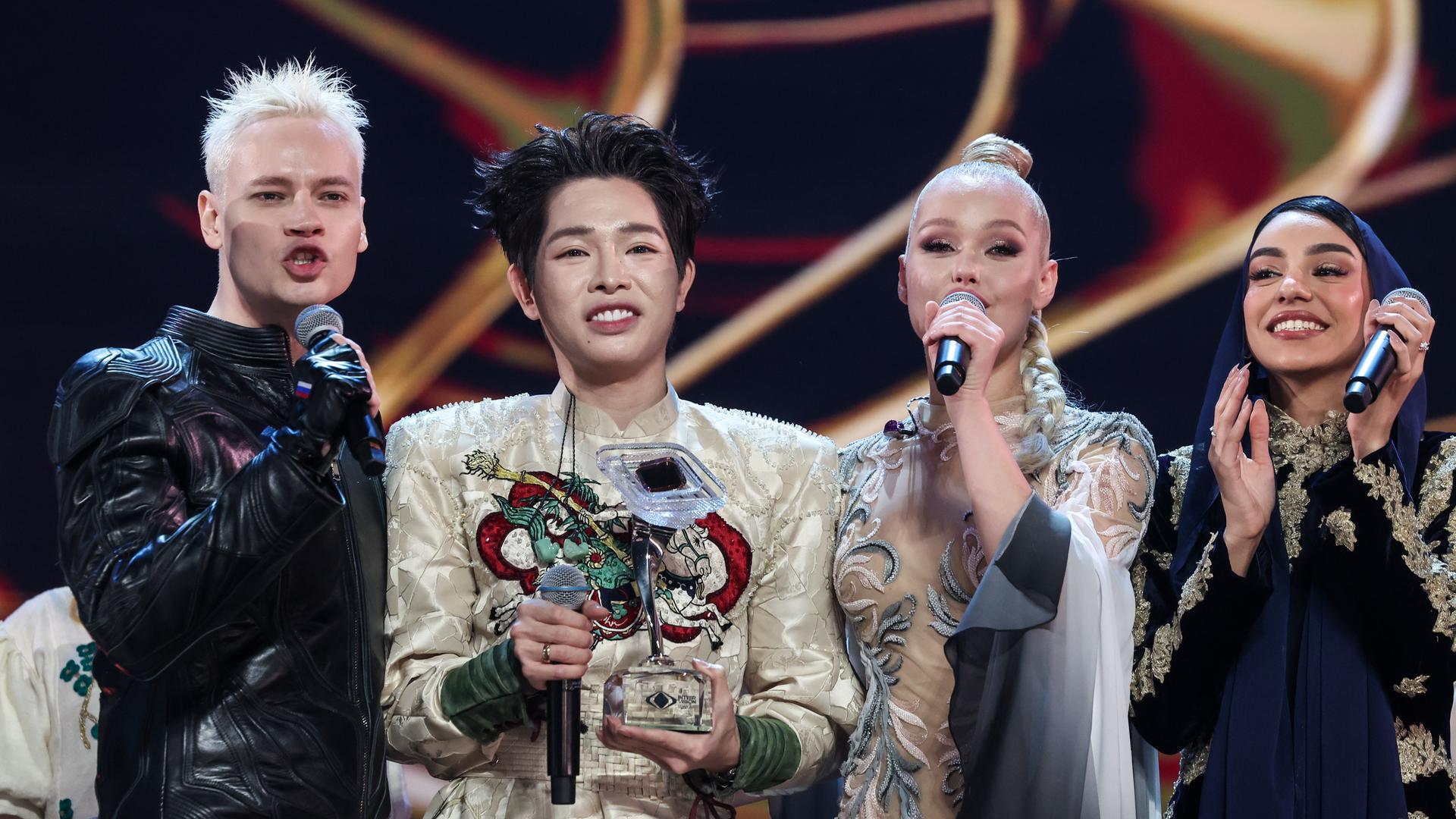 Der vietnamesische Gewinner feiert seinen Sieg. 