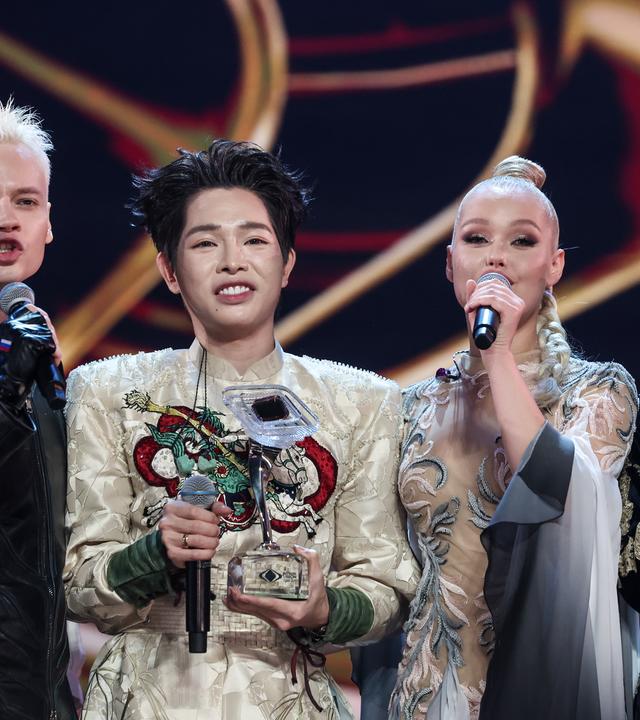 Der vietnamesische Gewinner feiert seinen Sieg. 