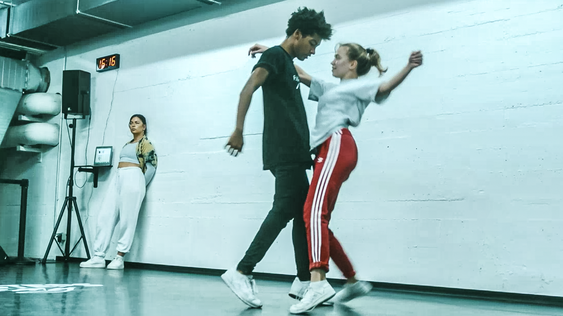 Yalany (links) und Alex (rechts) beim gemeinsamen Training in Trainingskleidung