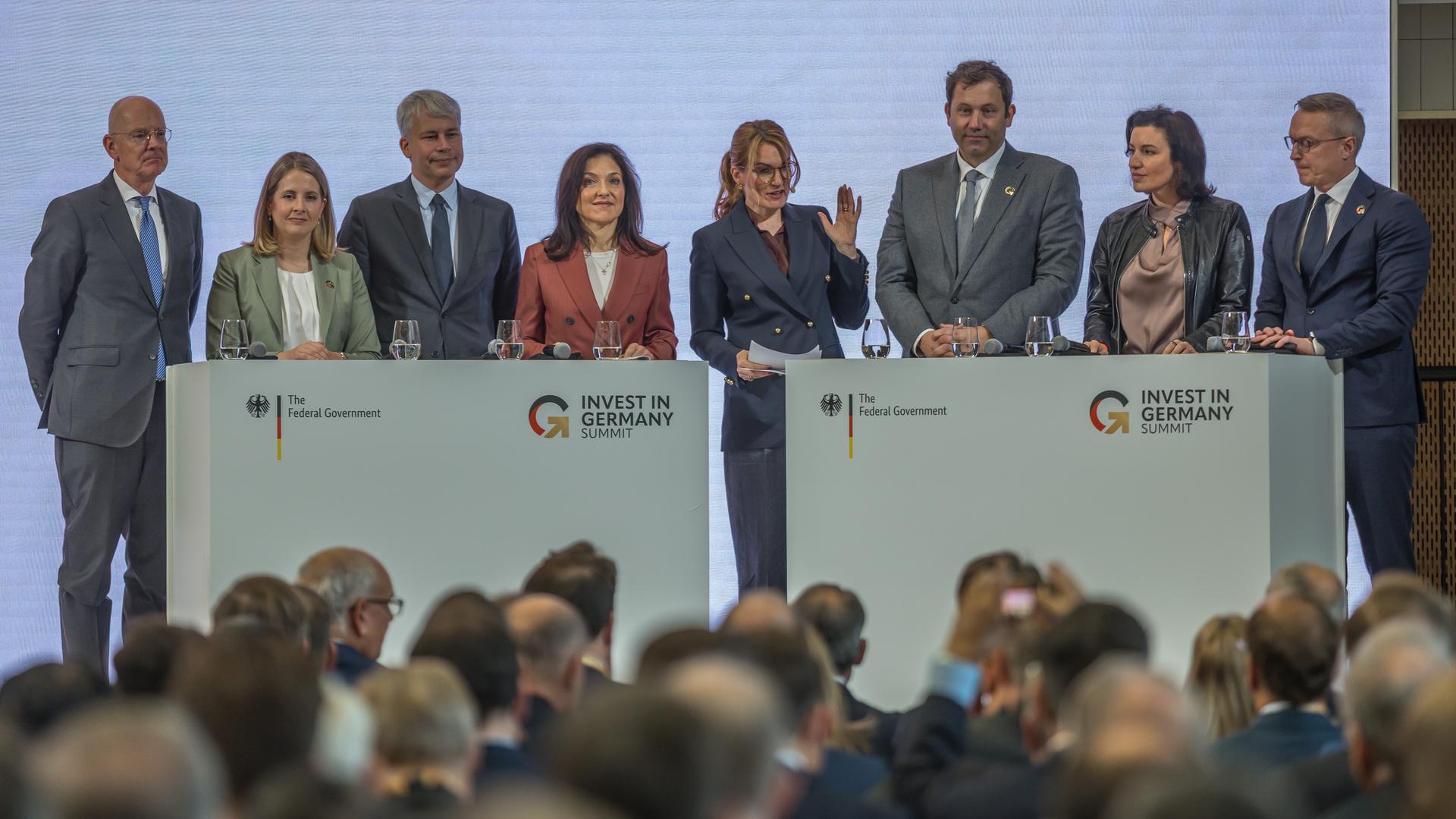 Bundesminister und Bundesministerinnen auf dem Investitionsgipfel in Berlin