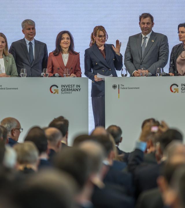 Bundesminister und Bundesministerinnen auf dem Investitionsgipfel in Berlin