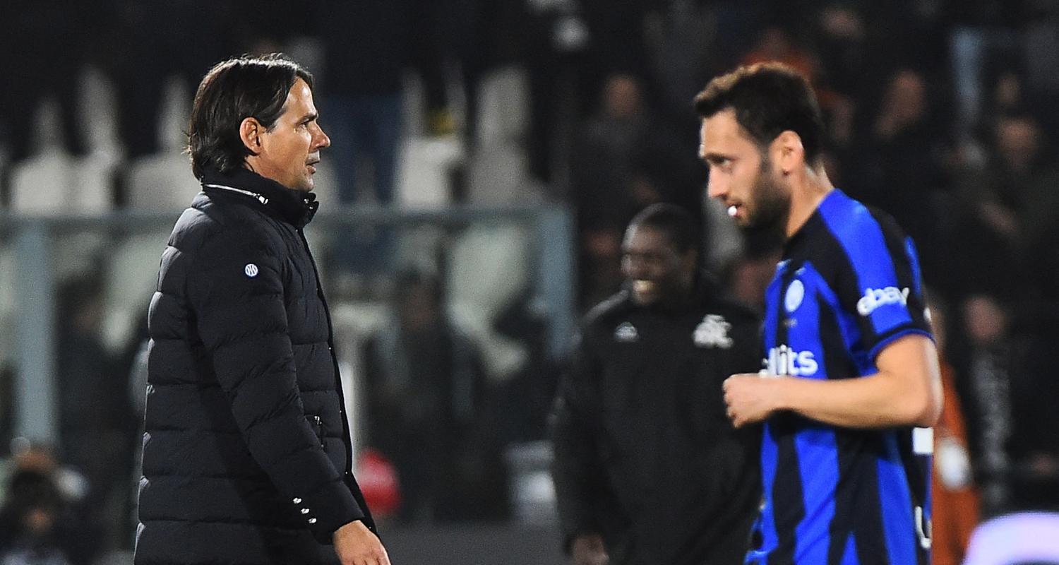 Serie A, Spezia - Inter Milan: Inter-Coach Simone Inzaghi (l.) und ein Spieler schauen sich an