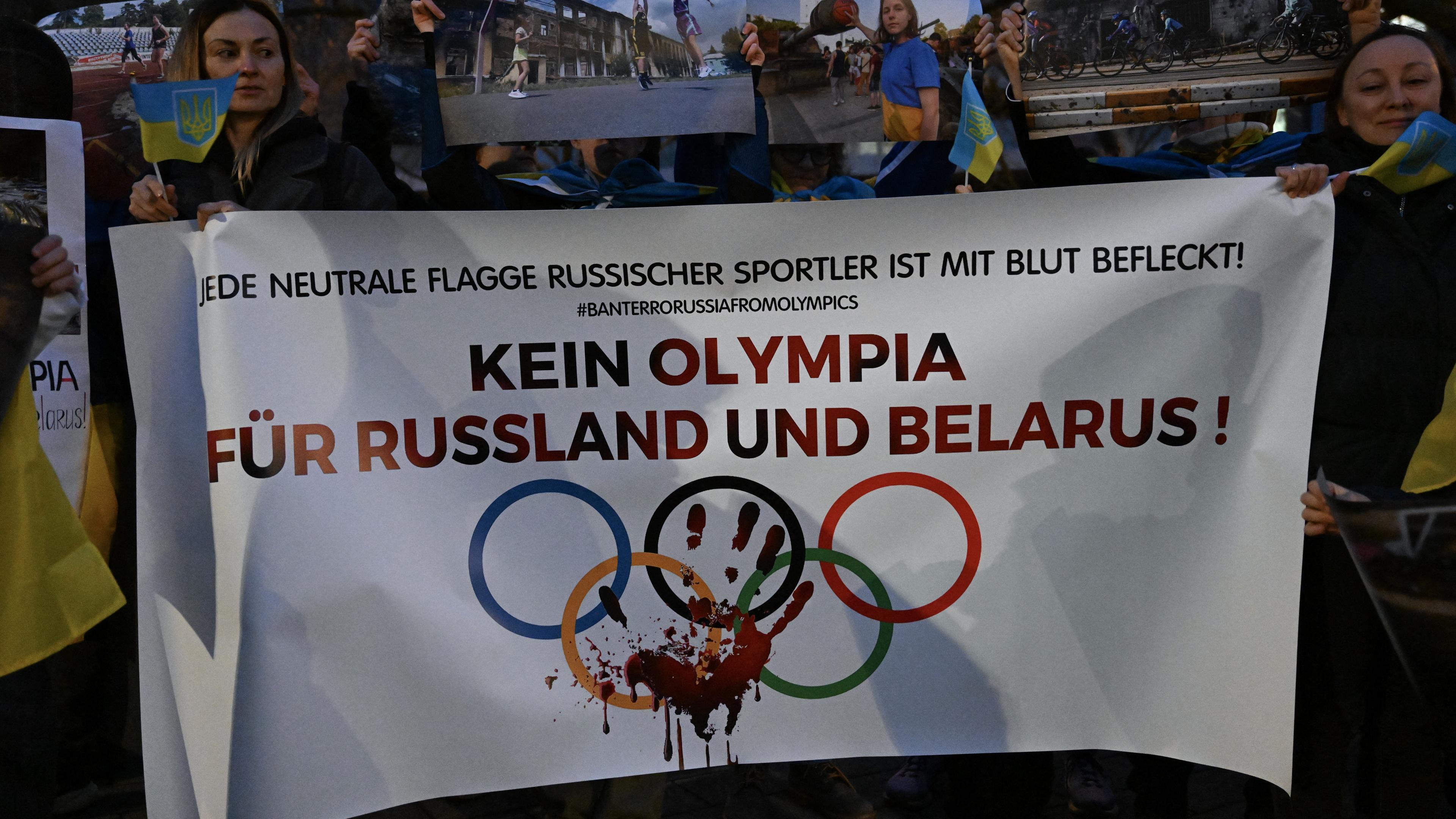 Demonstranten protestieren gegen die Wiederzulassung russischer Sportler zu Olympia