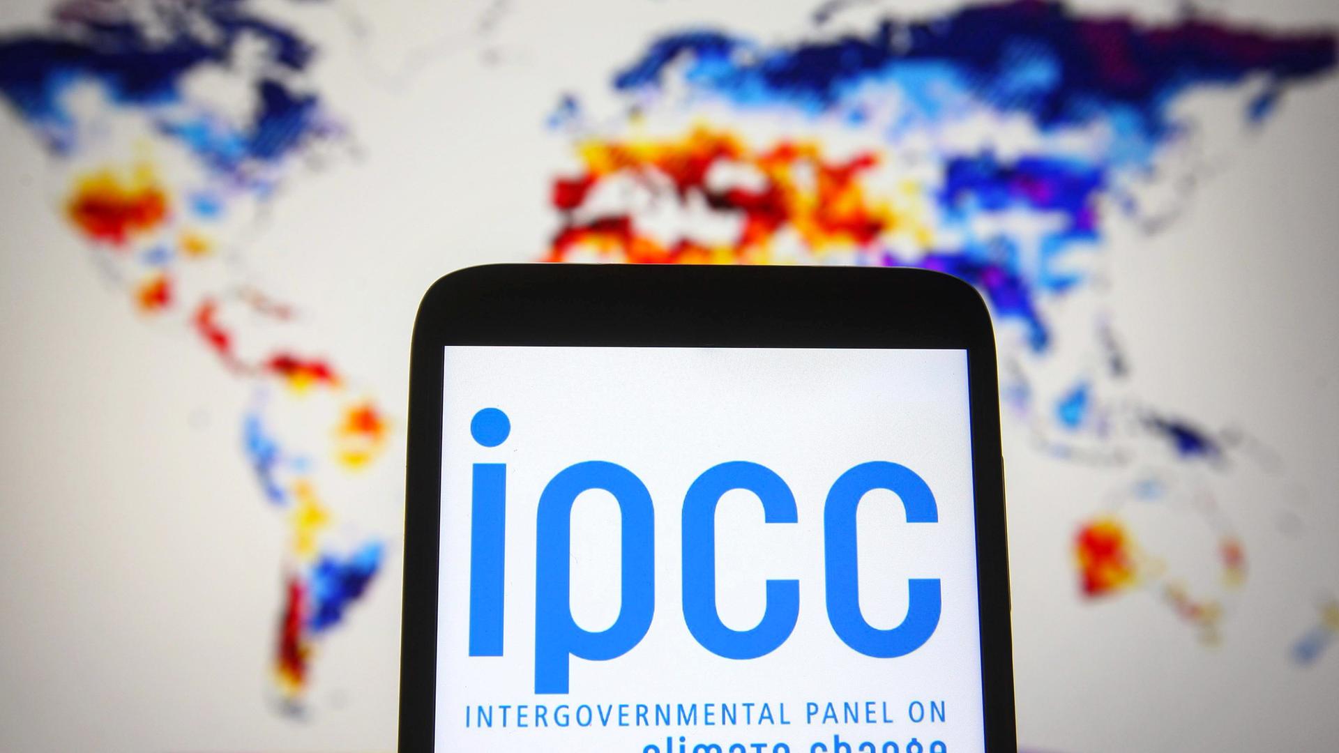 Auf dieser Fotoillustration ist das Logo des Weltklimarats (IPCC) auf dem Bildschirm eines Smartphones zu sehen.