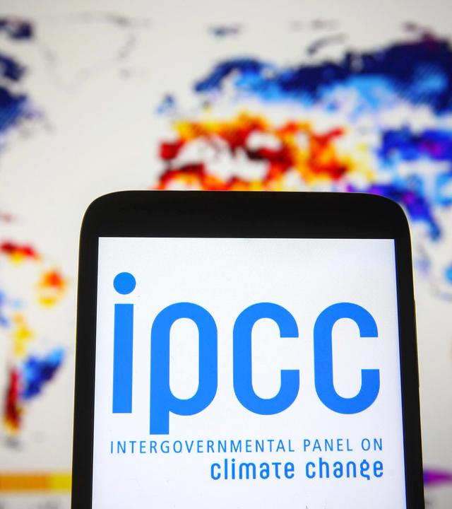 Auf dieser Fotoillustration ist das Logo des Weltklimarats (IPCC) auf dem Bildschirm eines Smartphones zu sehen.