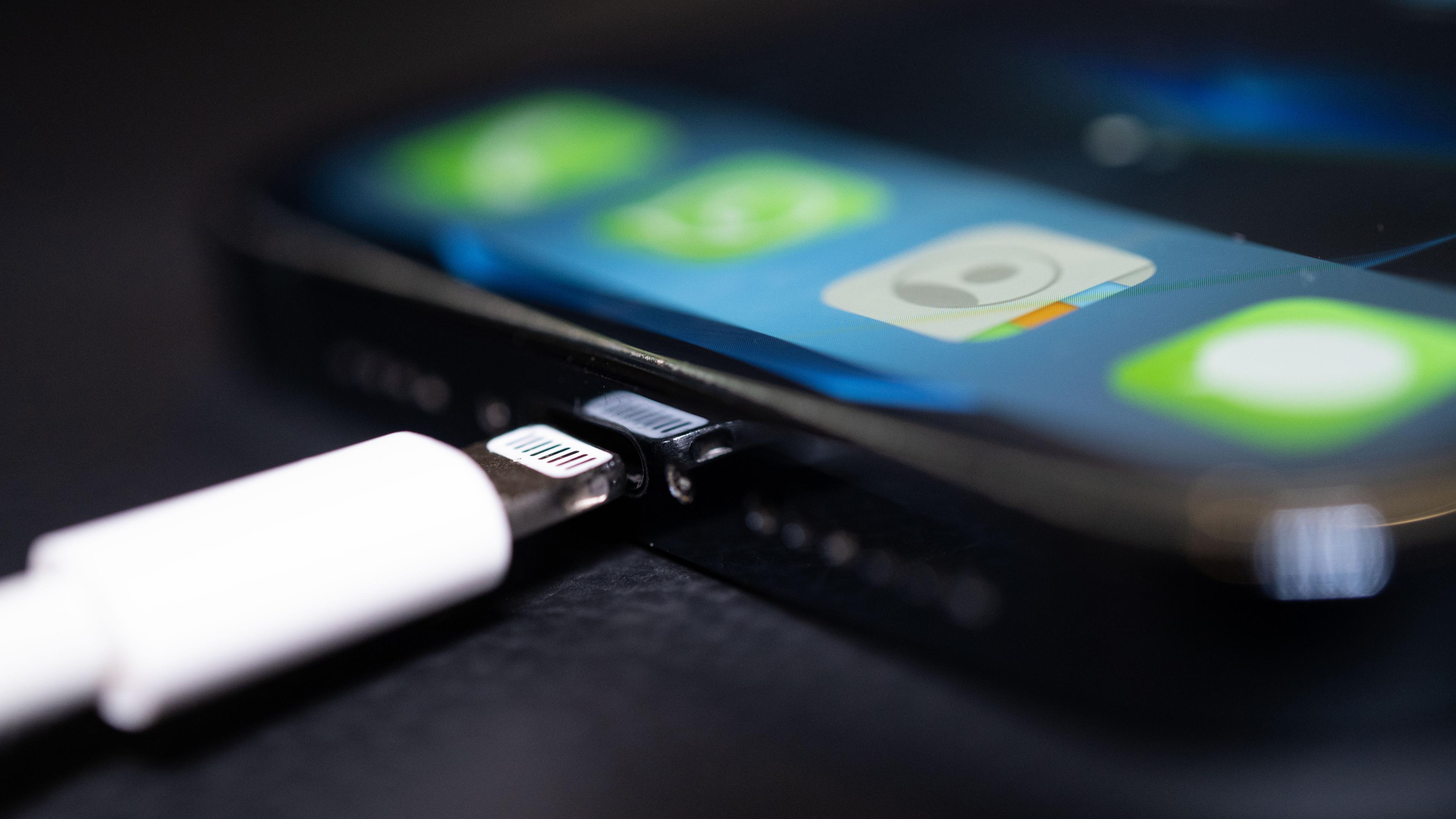 EU zu USB-C: Ein Ladekabel für alles - auch für iPhones - ZDFheute