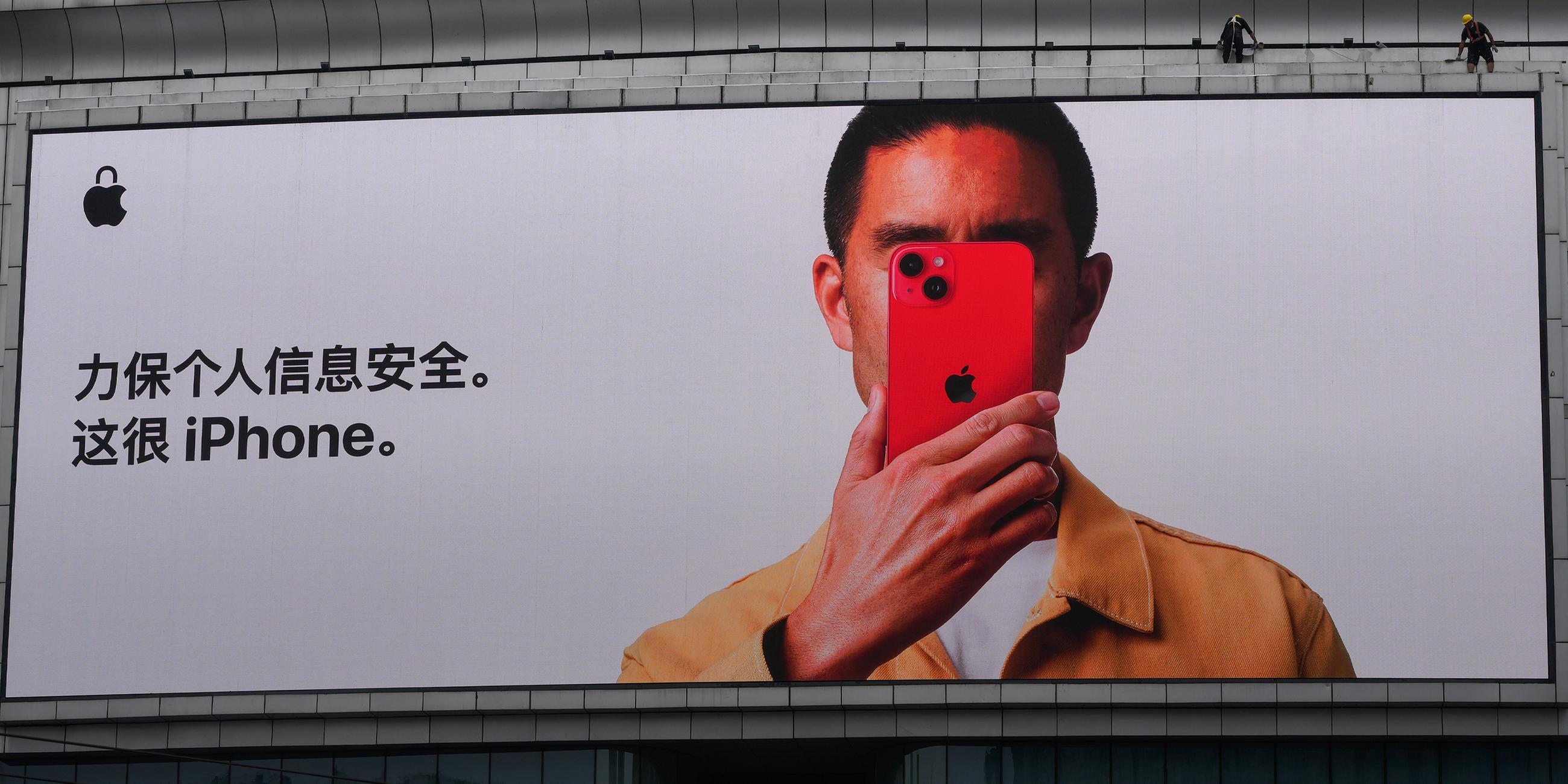 Archiv: Apple iPhone-Werbung auf einem Bildschirm mit der Aufschrift „Bewahren Sie Ihre persönlichen Daten sicher. Das ist sehr iPhone“ in Peking.