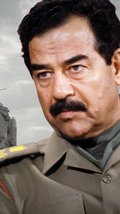 "Irak - Zerstörung eines Landes - Die Ölnation": Collage. Links: eine zerstörte Stadt im Irak, rechts: Saddam Hussein in Uniform in Nahaufnahme.