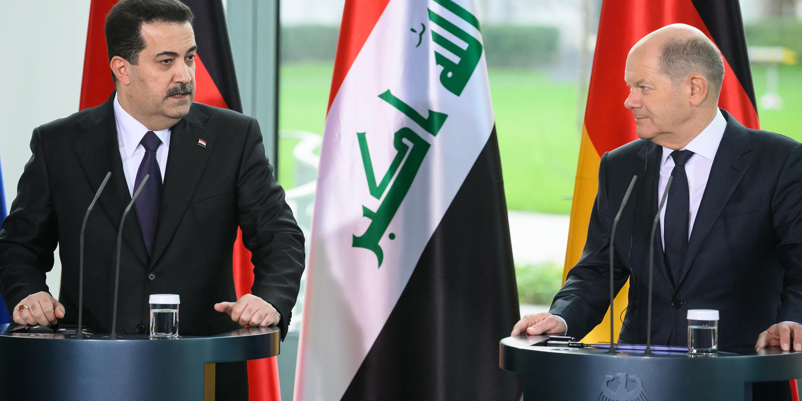 Das Bild zeigt Bundeskanzler Olaf Scholz (SPD) und Mohammed Schia al-Sudani, Ministerpräsident des Irak, bei einer Pressekonferenz nach ihrem gemeinsamen Gespräch im Bundeskanzleramt.